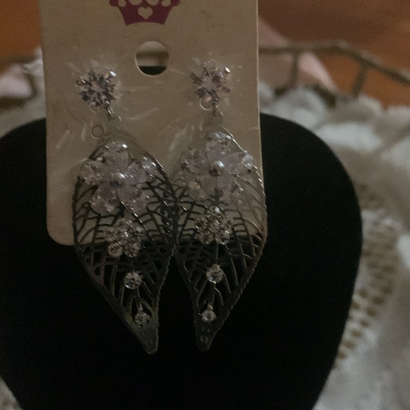 Silver Tone Earrings Very Pretty Would Be Pretty For Prom!     #010 - Picture 6 of 6